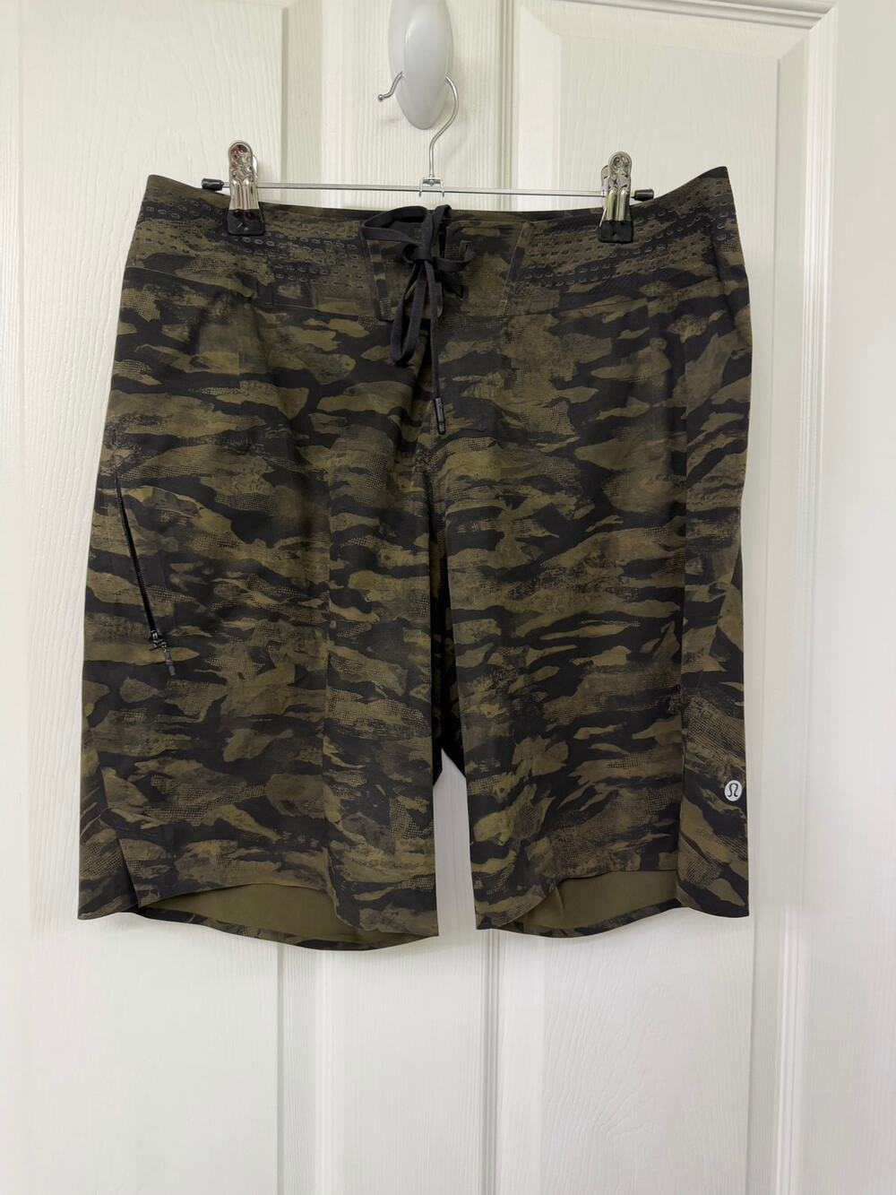 Lululemon Men's size 30 Bricollage Military Green Black tiger camouflage pattern